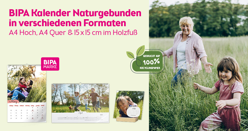 Kind läuft lachend vor Oma durch eine Wiese, links nachhaltige BIPA Fotokalender auf Recyclingpapier in drei Formaten.