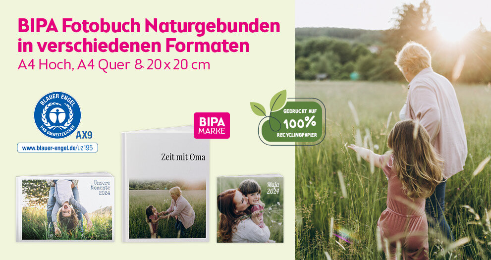 Großmutter geht mit Enkelkind durch eine Wiese, links BIPA Fotobuch Naturgebunden auf Recyclingpapier in drei Formaten.