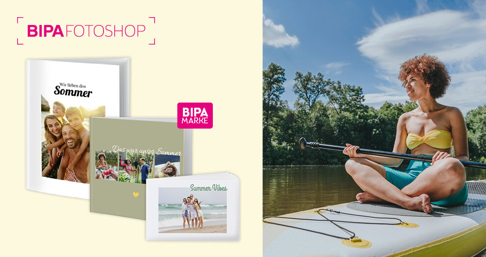 Junge Frau paddelt im Sommer auf einem See, links BIPA Fotobücher mit Urlaubsfotos und Sommerdesigns.