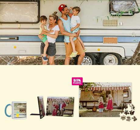 Familie posiert lachend vor Wohnwagen, links personalisierte Fotoprodukte von BIPA Fotoshop wie Tasse, Puzzle und Foto.