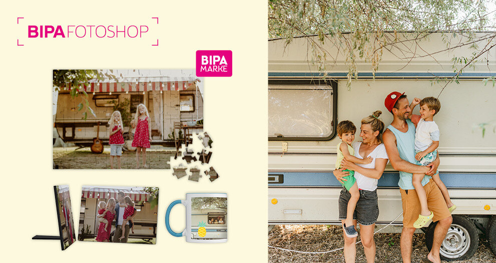 Familie posiert lachend vor Wohnwagen, links personalisierte Fotoprodukte von BIPA Fotoshop wie Tasse, Puzzle und Foto.