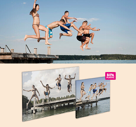 Gruppe junger Menschen springt lachend von einem Steg ins Wasser, links Wandbilder mit Sommermotiv von BIPA Fotoshop.