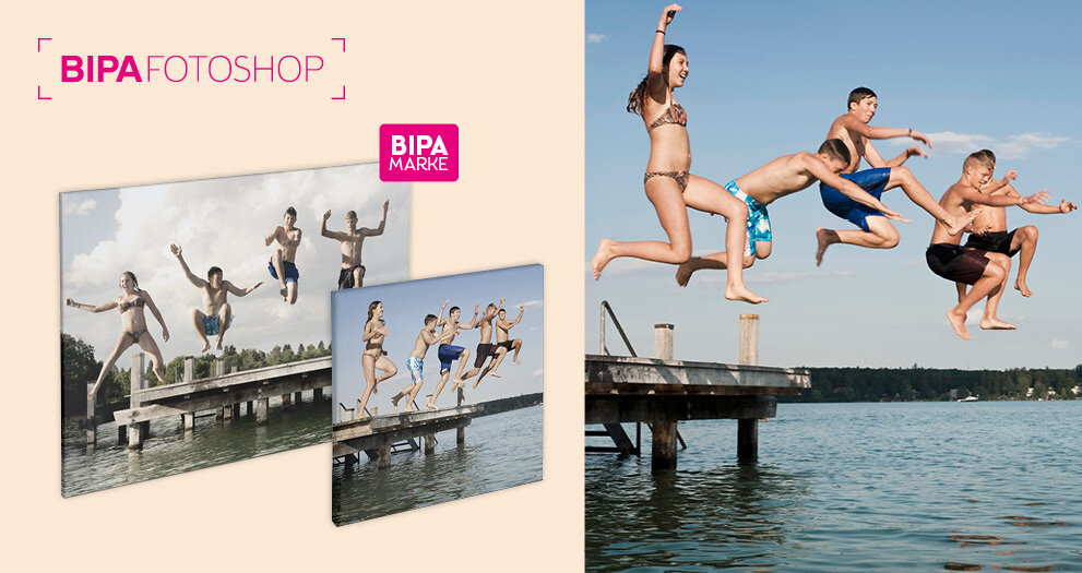 Gruppe junger Menschen springt lachend von einem Steg ins Wasser, links Wandbilder mit Sommermotiv von BIPA Fotoshop.