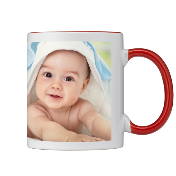 Weiße Tasse mit rotem Griff und Rand, bedruckt mit Bild eines Babys, das in ein blaues Handtuch gewickelt ist.