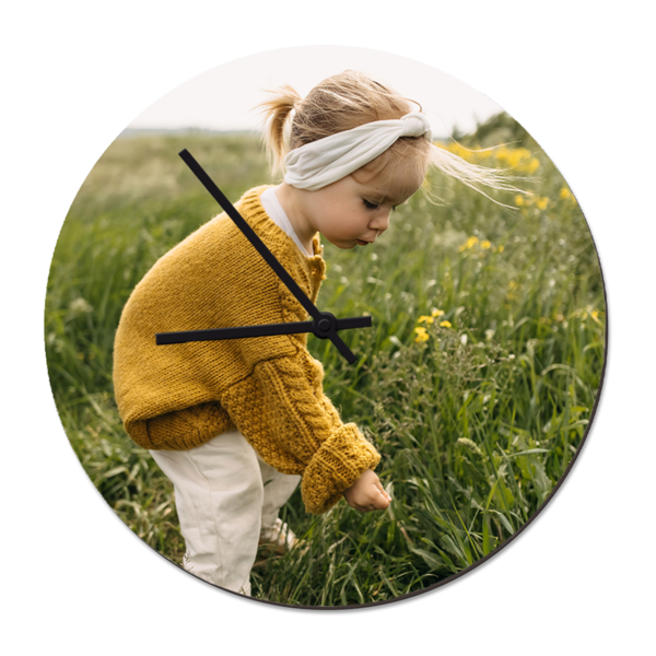 Runde Wanduhr mit Foto eines kleinen Mädchens auf einer Blumenwiese – personalisiertes Design für individuelle Raumdeko.